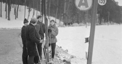 Park Kultury w Powsinie Narciarze na przystanku autobusowym linii nr 139 w oczekiwaniu na przyjazd autobusu.