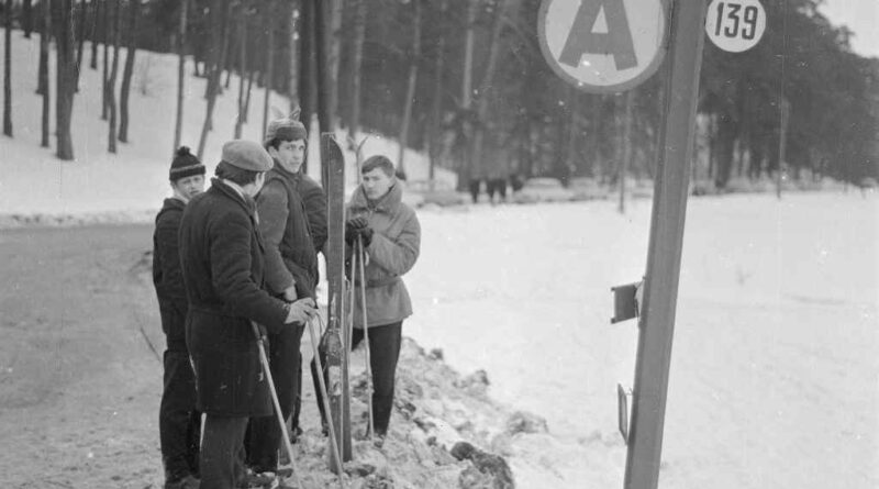 Park Kultury w Powsinie Narciarze na przystanku autobusowym linii nr 139 w oczekiwaniu na przyjazd autobusu.