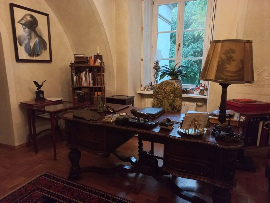 Dwór w Śmiłowie gabinet